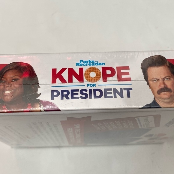 Hasbro TV Parks and Recreation Party Board Game Knope for President - Picture 5 of 7
